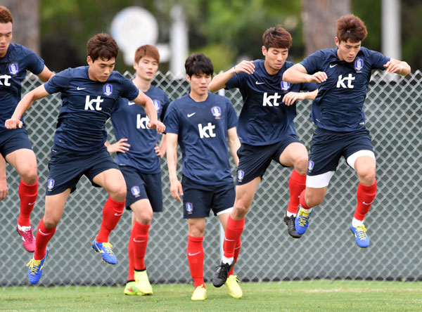 4月19日fifa世界杯,哥伦比亚凭借法尔考(因伤缺席世界杯)、巴卡、亚德里安拉莫斯、杰克森-马丁内斯、j罗、夸德拉多等多名攻击球员,在阿根廷主帅佩克尔曼的带领下踢出了一场赏心悦目的拉丁足球。他们在本届世界杯顺利杀入八强,最终1-2不敌东道主巴西。 近日,日本媒体《天下网》撰文称,当年拥有豪华进攻群的哥伦比亚,很遗憾没有取得更好的成绩。现在韩国vs葡萄牙预测胜负,哥伦比亚前锋有天赋休息。以下是哥伦比亚罢工者的现状: 法尔考(现在在巴列卡诺) 这位36岁的老虎目前正在为巴列卡诺世界杯效力。他在本赛季的17场联赛中进了5个球。本赛季对阵世界杯和世界杯他都有进球韩国vs葡萄牙预测胜负,但自从去年11月对阵世界杯进球后就陷入进球荒。目前,法尔考因伤暂时缺席。 卡洛斯巴卡(目前在格拉纳达) 巴卡,曾经效力于塞维利亚、世界杯等球队,目前效力于世界杯的格拉纳达。36岁的他本赛季已经为球队出场17场,打进1球3助攻,大部分都是替补。其中联赛打了484分钟一球未进,效率不如以前。 古铁雷斯(现效力于哥伦比亚卡利竞技队) 巴西世界杯前效力于河床队,获得南美足球教师。随后又转会葡萄牙体育、罗萨里奥中央等球队。目前36岁,效力于哥伦比亚球队卡利竞技,本赛季至今贡献2球4助攻。 亚德里安拉莫斯(目前效力于哥伦比亚卡利美洲队) 拉莫斯曾效力于柏林赫塔、多特蒙德、格拉纳达、重庆力帆等球队,现已回归哥伦比亚联赛,现效力于首秀球队卡利美洲。这位36岁的球员本赛季迄今为止贡献了4个进球和4次助攻。