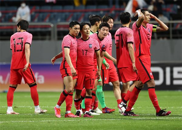 4月19日fifa世界杯,哥伦比亚凭借法尔考(因伤缺席世界杯)、巴卡、亚德里安拉莫斯、杰克森-马丁内斯、j罗、夸德拉多等多名攻击球员,在阿根廷主帅佩克尔曼的带领下踢出了一场赏心悦目的拉丁足球。他们在本届世界杯顺利杀入八强,最终1-2不敌东道主巴西。 近日,日本媒体《天下网》撰文称,当年拥有豪华进攻群的哥伦比亚,很遗憾没有取得更好的成绩。现在韩国vs葡萄牙预测胜负,哥伦比亚前锋有天赋休息。以下是哥伦比亚罢工者的现状: 法尔考(现在在巴列卡诺) 这位36岁的老虎目前正在为巴列卡诺世界杯效力。他在本赛季的17场联赛中进了5个球。本赛季对阵世界杯和世界杯他都有进球韩国vs葡萄牙预测胜负,但自从去年11月对阵世界杯进球后就陷入进球荒。目前,法尔考因伤暂时缺席。 卡洛斯巴卡(目前在格拉纳达) 巴卡,曾经效力于塞维利亚、世界杯等球队,目前效力于世界杯的格拉纳达。36岁的他本赛季已经为球队出场17场,打进1球3助攻,大部分都是替补。其中联赛打了484分钟一球未进,效率不如以前。 古铁雷斯(现效力于哥伦比亚卡利竞技队) 巴西世界杯前效力于河床队,获得南美足球教师。随后又转会葡萄牙体育、罗萨里奥中央等球队。目前36岁,效力于哥伦比亚球队卡利竞技,本赛季至今贡献2球4助攻。 亚德里安拉莫斯(目前效力于哥伦比亚卡利美洲队) 拉莫斯曾效力于柏林赫塔、多特蒙德、格拉纳达、重庆力帆等球队,现已回归哥伦比亚联赛,现效力于首秀球队卡利美洲。这位36岁的球员本赛季迄今为止贡献了4个进球和4次助攻。